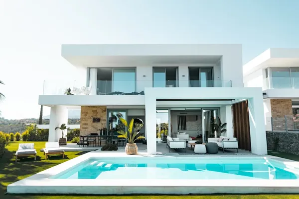 Somerset West — 4 bed house · pool · mountain backdrop